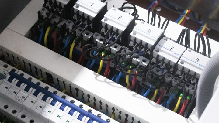 充电站配电配套运维要点：互感器、电表与保护开关