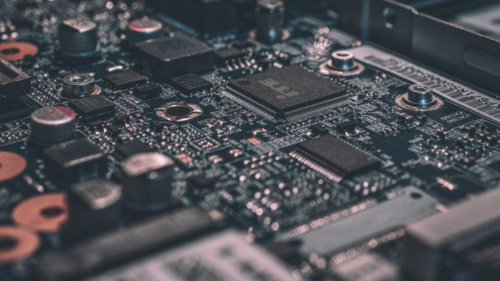 组串式与集中式逆变器的技术路线差异：结构、适用场景与运维影响